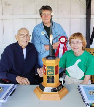 Paul Pospisil and NFU representative Dianne Dowling presented Dorothy Oogarah with the Verona Garlic Festival first prize for the third year in a row.